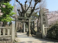 橋を渡ったらすぐの牛嶋神社へ