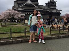 昼食後、徒歩で熊本城へ。幸い雨も上がりました。子供たちは午前中あちこち歩いたようですでにお疲れモード。「階段がきつい」「遠い」とか文句を言いつつどうにか本丸へ到着。雨なのに結構人がいます…　すると聞きなれた北京語があちこちから聞こえます。うゎここも中国人でいっぱいや！　そういえば中国でも日本の花見は有名だったわ。