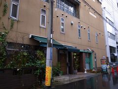 本日の宿，「カプセルホテル神戸三宮」です．
自宅を出て4泊目にして初めて宿に泊まります．
一日5名限定の学割プラン￥1900が前日でも空いていたので，
ここに2泊します．
駅から徒歩10分かからず，アクセス抜群．

父が偶然京都に来ているることがこの前日に判明していたので，
夕飯を一緒に食べるべく京都に向かいます．