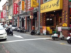 よくよく見ると、迪化街はレトロな街並み。
乾物屋さんやお茶屋さん、布などの問屋がズラリ。

ここでバラマキ土産を買うのもよさそうです。