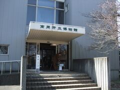 高岡市立博物館に入ってみます。タダなので。
入口に人がおりますが、こちらで日本百名城スタンプを押しております。
