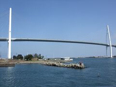 向こう岸着いたら、帰りはこの新湊大橋歩いて戻ろうと思います。
