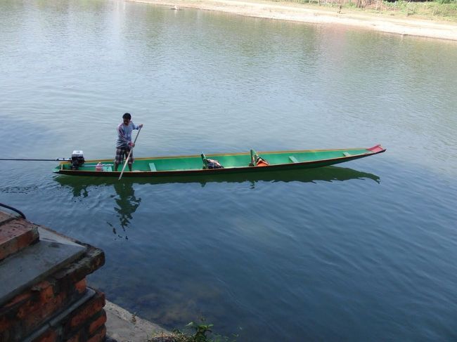 次の日の朝、小舟で川下りをしました。多分二人で20USDだったぐらいな、、タイ人の友達は1人でラフティングに行きました。これが後で問題に、、