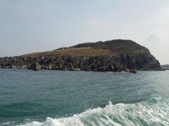 雄島は、赤い橋（歩行者専用）でつながっています。