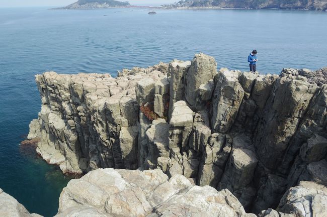 断崖の上でのスマホは危険なのでやめましょう。