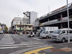 築地市場正門前。

この中を抜けて隅田川へ近道します。