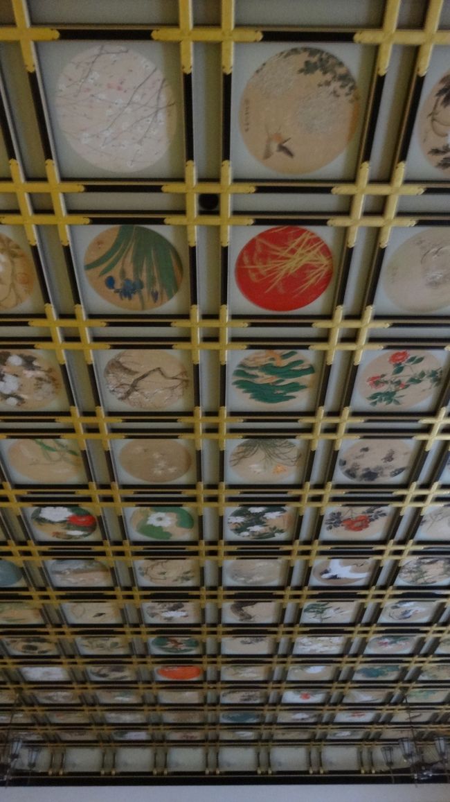 「１４４名の画家」によって描かれた「２３０枚」の「格天井」です。