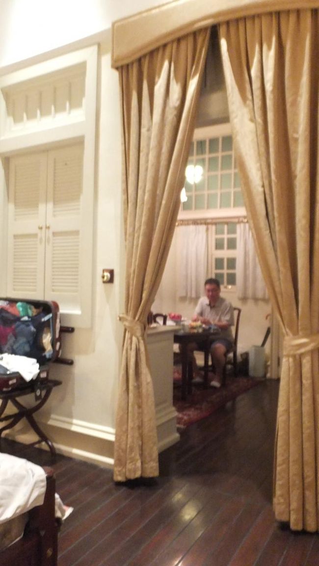 ベッドルームからテーブル席の眺め。<br /><br />私が何をしているかと言うと・・・。