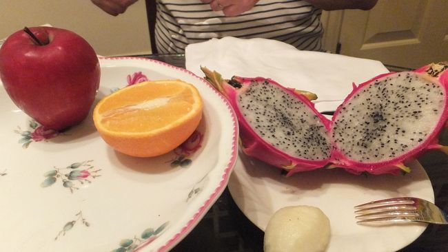 ウェルカムフルーツを剥いております。<br /><br />この地ではリンゴや梨は高級品。<br />あんまり美味しくはないんですが・・・。