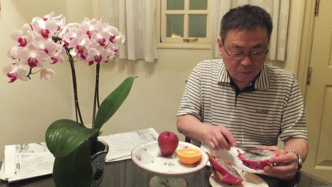 かつて、ホントに甘くて美味しいドラゴンフルーツを食べたことがない・・・（笑）。<br />これも、大きいには大きいが、甘くはなかった〜。<br /><br />でも、お通じのためには食べたほうがいい。<br />旅行先では、普段でも便秘がちなのに余計便秘になりますので。