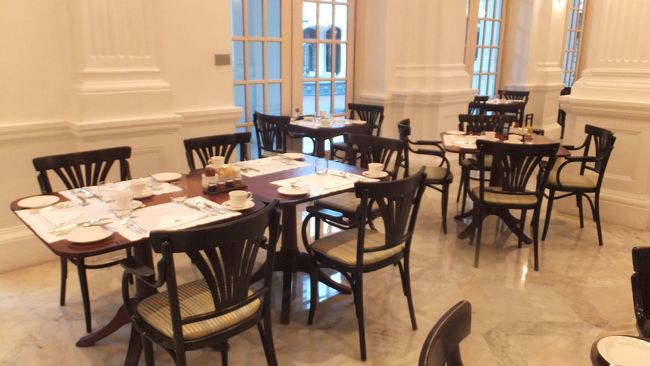 「ティフィン・ルーム」での朝食は６：３０から提供されますが、シンガポールの日の出は年間通してほぼ７：００位ですので、少し明るくなった７：１５頃やって来ました。<br /><br />先客は２組の欧米人でした。 