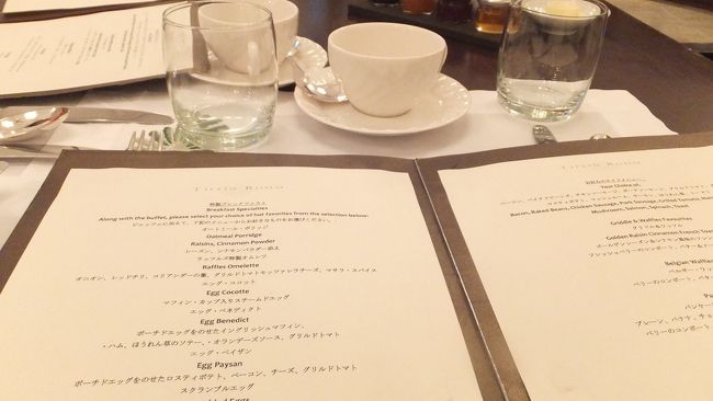 卵料理とワッフル類はテーブルオーダー。<br />あと、フレッシュジュースを聞かれました。<br /><br />卵は、家内が「エッグベネディクト」、私は「エッグペイザン」とやらを頼んでみました。<br />ジュースはオレンジジュースにしました。<br />ワッフルは、頼みませんでした。