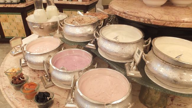 ヨーグルト類。<br />種類も豊富です。<br /><br />銀製の食器も美しい。