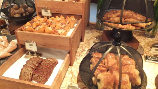 パン類。<br /><br />カロリーは高そう（笑）。<br /><br />左上の、イチゴとカスタードのパンは美味でした。