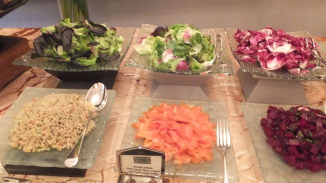 サラダ類、新鮮です。<br /><br />手前の中央は、サーモンです。