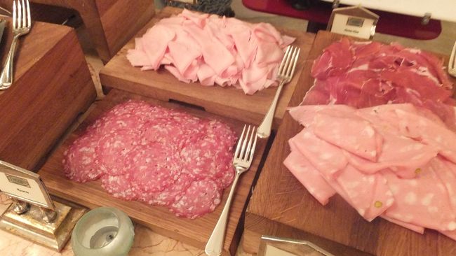 生ハム、ソーセージ類。