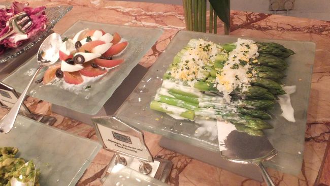 右がアスパラガス、左がトマトとモッツァレラチーズ。