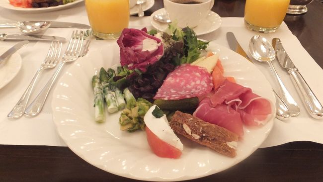 私が持ってきたのがこれです。<br /><br />サーモン、生ハム、チーズをどっさり（笑）。