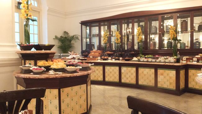 レストラン自体のスペースは大きくはないので、料理もこじんまりと置かれています。<br /><br />スタッフの方が注意深く見に来て、すぐ補充をしていました。