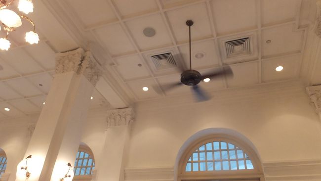 高い天井、白い壁。<br /><br />天井扇（シーリングファン）がゆっくりと回ります。