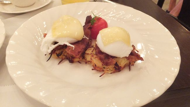 私の卵料理が来ました。<br />「エッグペイザン」。<br /><br />ハッシュドポテトの上に、パンチェッタとポーチドエッグ、チーズが乗っています。<br /><br />ホテルＨＰには、「Served with Roesti Potato, Grilled Pancetta &amp; Cheese」とありました。