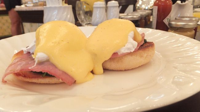 家内の卵料理「エッグベネディクト」。<br /><br />ホテルＨＰには、「Served with Hollandaise, Ham and Muffin」とあり。