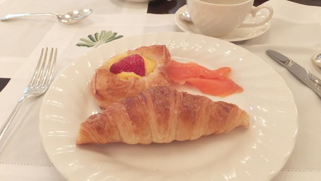 クロワッサンと、イチゴ・カスタード。<br />サーモンも懲りずに。