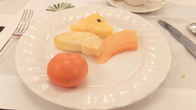 フルーツも少し。<br /><br />という感じでラッフルズでの１日限りの朝食が終わりました。<br /><br />なお、ホテルＨＰによりますと「ティフィン・ルーム」での朝食は、宿泊客でなくても利用できるそうです。<br />料金は４５S$（約４０００円）。<br />いかがですか？？<br /><br />私など、とても４０００円分もは食べていないと思いますが、そういうことを言ってはならぬ・・・のですね（笑）。