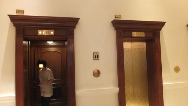 部屋に戻ります。<br />クラシックなエレベータ。