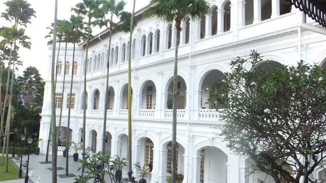 白亜の建物が美しい。