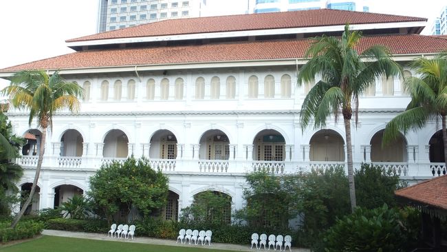 中庭の向こうの建物。