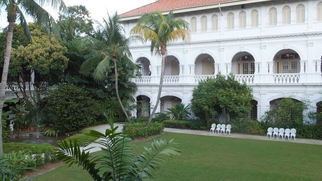 ラッフルズホテルは、ジャニーズの嵐の櫻井翔主演の映画「謎解きはディナーのあとで」のロケ地で、ラストシーンで櫻井くんと宮沢りえさんとで撮影していたのがこの左手の噴水前だそうです。<br />