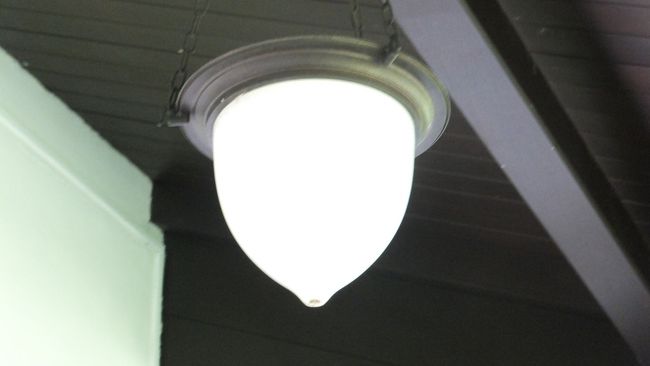 廊下を照らす照明。