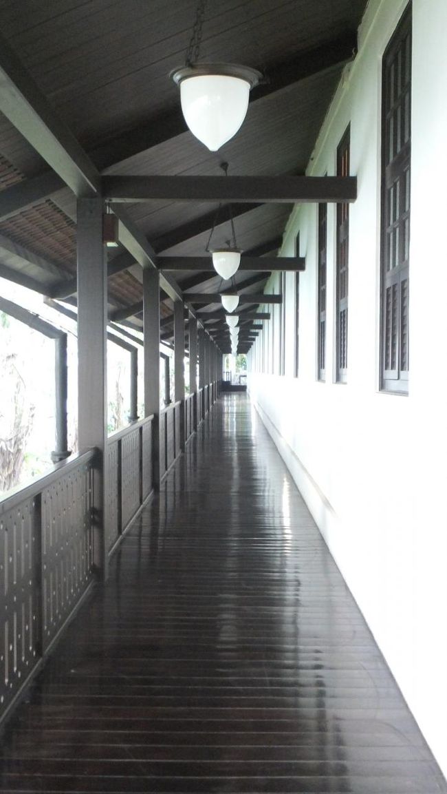 別の廊下です。<br /><br />ピカピカに掃除されています。