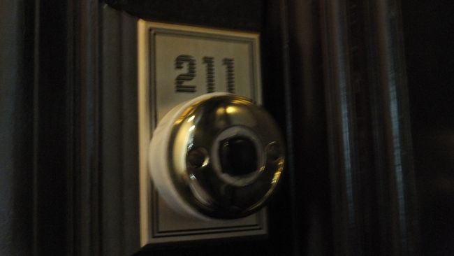 私たちの泊まった部屋。<br />このベルは現役です。