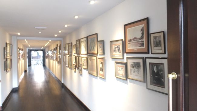 宿泊した著名人の写真が飾られている「ホール・オブ・フェイム」。<br /><br />メインエレベータを２階で降りて、６〜７段の階段を降り、左側にありました。