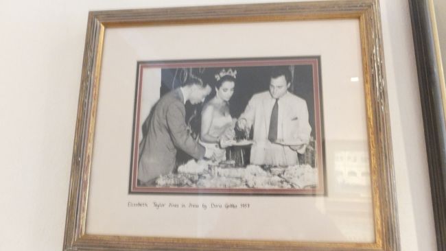 何枚か写真を・・・。<br />光の加減で上手く撮れていないのもあって残念です。<br /><br />これは、大女優のエリザベス・テーラーさん。