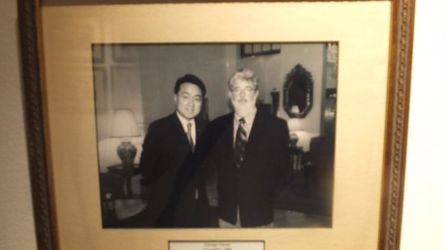 映画監督のジョージ・ルーカス。<br /><br />「スター・ウォーズ」シリーズや「インディ・ジョーンズ」シリーズの監督ですね。