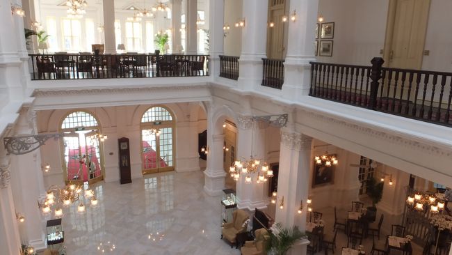 ２階からロビーを見下ろしています。