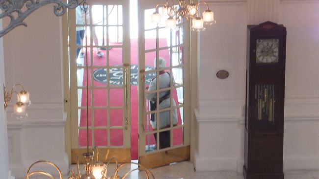 玄関では、ラッフルズでは有名なインド系シンガポール人のポーターが掃除をしていました。