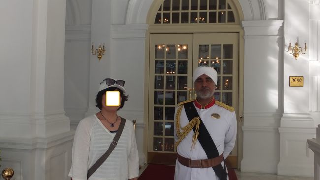 インド系シンガポール人のサージットさん。<br />この道２５年近くになるらしい。<br /><br />「一緒に写真を撮って」と頼んだら、ちょっと面倒くさそうな顔をしましたが、カメラには収まってくれました〜。