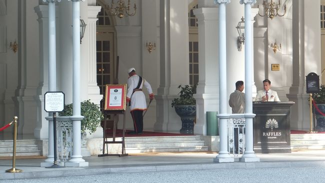 サージットさん。<br /><br />また、掃き掃除。<br />忙しかったんですね（笑）。<br /><br />この後は、水陸両用車で市内を巡る「ダックツアー」に向かいます。<br /><br />④に続きます。<br />http://4travel.jp/travelogue/10997568