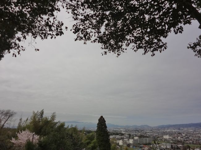 霞たなびく山々の左端に見えるのが葛城山とニ上山、いにしえの物語となった舞台です。