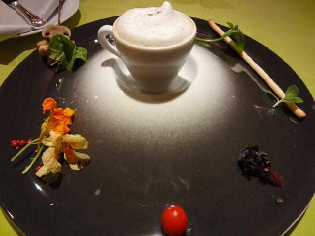 このお店は完全予約制になっていますので、予約必須です。<br />ワインはシャンパーニュ（テタンジュNV）と　ブルゴーニュ・ブランをグラスで注文しました。<br />わたくし、ランチタイムのワインは　グラス2〜3杯まで、と　故あって（それについては多くを語りたくない・・・）　自粛しているのでございます。<br /><br /><br />☆１皿目：アミューズ・グール<br />　香り牛蒡のスープ仕立て、フォアグラのフラン<br />