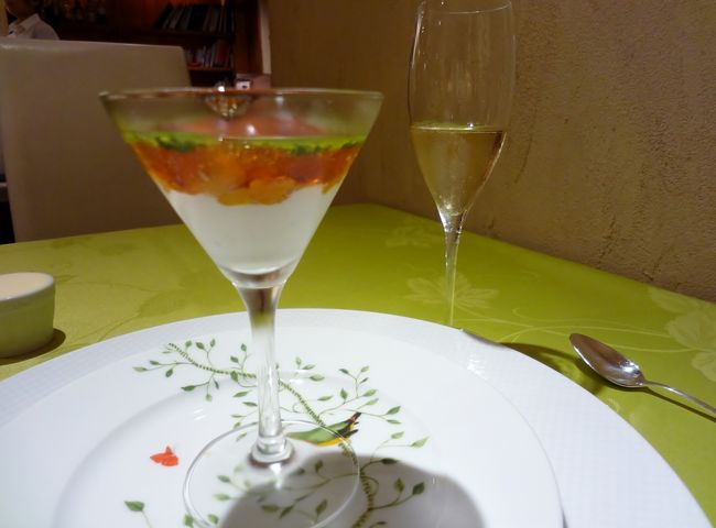 ☆２皿目：前菜その１<br />北海道産ウニのカクテル、カリフラワーのムース添え<br />