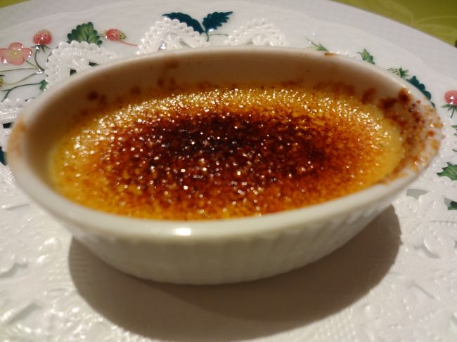 ☆７皿目<br />クリームブリュレ<br /><br />美味しそうなフロマージュを勧められたけど、もうお腹いっぱいで残念ながらパス。<br />（と言いながら、デザートは別腹で完食）<br />この日のランチ所要時間は2時間半、ふと気づくと午後3時半でした。<br /><br />実はこの後、大和郡山城に桜を見に行く予定だったけど、満腹・満足のあまり眠くなってきたので　お城見物はやんぴにして、本日の奈良見物は終了です。<br />