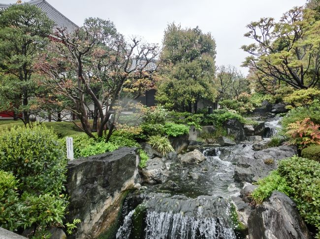 境内には小さな滝も