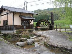 吉野ヶ里から北西の方の山手の小渕という地区は水車の里として有名である。