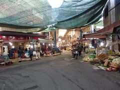 3月26日（木）

チェックアウトは12:00。
そこで、今朝は釜田市場で朝ごはんにすることにします。
地元の市場感たっぷりの市場です。
朝早くから活気があります。