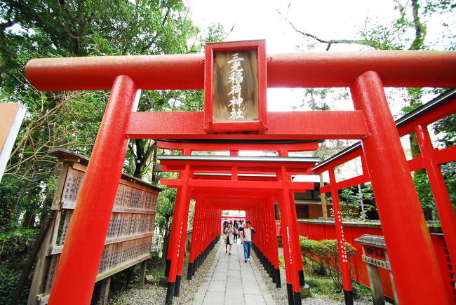 ここは京都？いや、犬山です。<br />外国人が好きそうな鳥居ですね。<br /><br />朱塗りの鳥居を通ると願いが通る、謂わば叶うとされているんだそうです。<br />鳥居付近には奥ノ院があり、女性の願いや悩み事を聞いてくれる狐女郎神が祀られているそうです。<br />よって、女性の参拝者が多く訪れるとのことです。